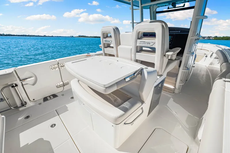 Slide: The Image of Boston Whaler 330 Outrage 2026 - 11