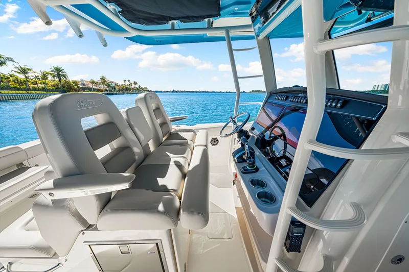 Slide: The Image of Boston Whaler 330 Outrage 2026 - 12