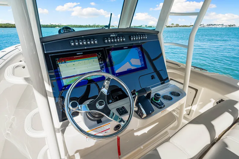 Slide: The Image of Boston Whaler 330 Outrage 2026 - 13