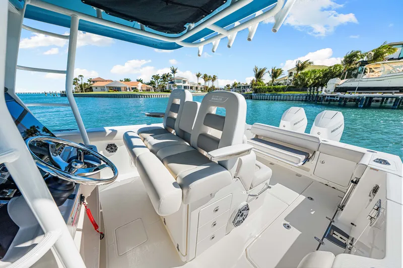 Slide: The Image of Boston Whaler 330 Outrage 2026 - 14