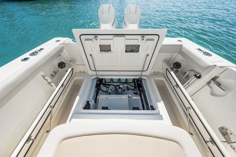 Slide: The Image of Boston Whaler 330 Outrage 2026 - 15