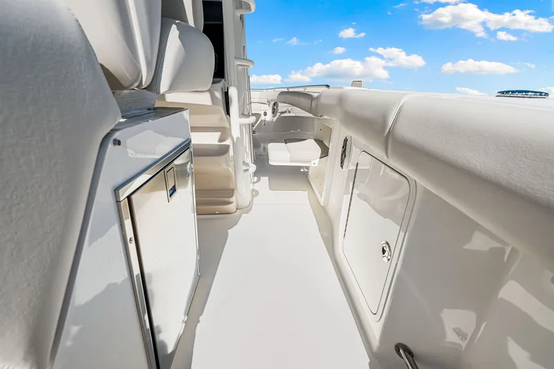 Slide: The Image of Boston Whaler 330 Outrage 2026 - 16