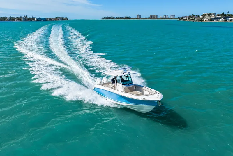Slide: The Image of Boston Whaler 330 Outrage 2026 - 20