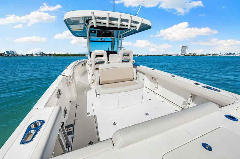 Slide: The Image of Boston Whaler 330 Outrage 2026 - 22