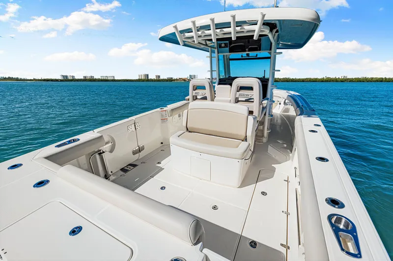 Slide: The Image of Boston Whaler 330 Outrage 2026 - 23