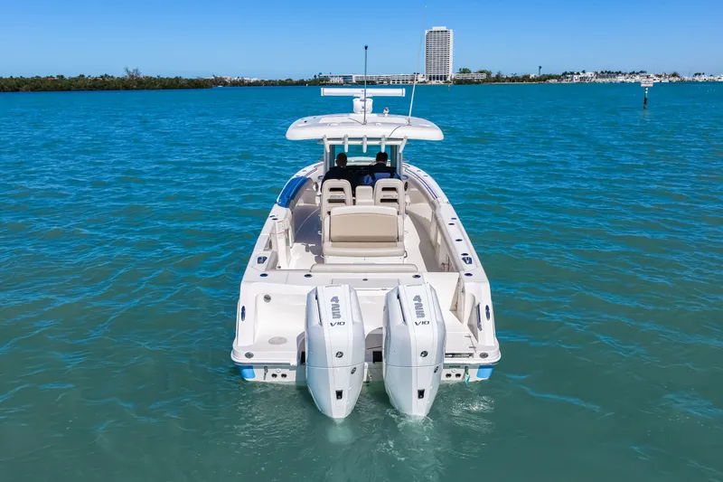 Slide: The Image of Boston Whaler 330 Outrage 2026 - 4