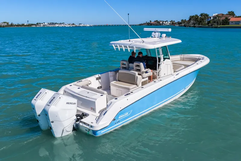 Slide: The Image of Boston Whaler 330 Outrage 2026 - 5