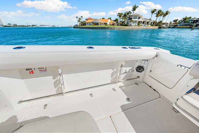 Slide: The Image of Boston Whaler 330 Outrage 2026 - 9
