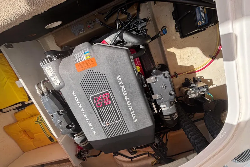 Slide: The Image of Volvo Penta engine in 2004 Chaparral 210 SSi boat, detailed view. - 25