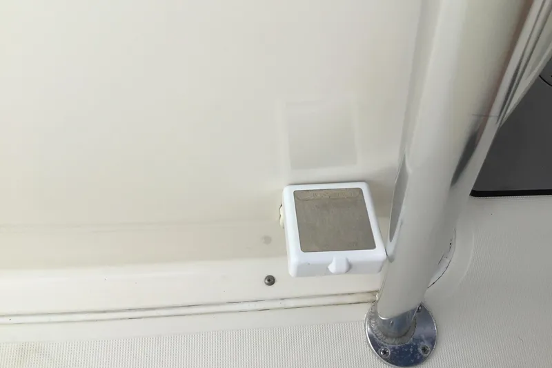 Slide: The Image of 2007 Pursuit C 280 Center Console boat detail with metal pole and white fixture. - 48