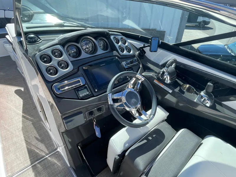 Slide: The Image of Monterey 328SS Super Sport 2019 - 26