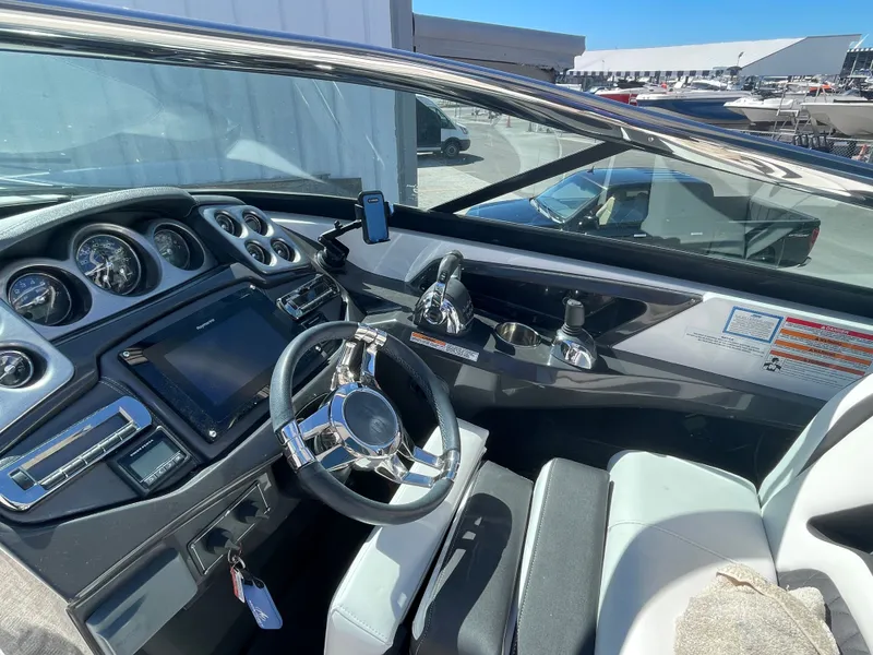 Slide: The Image of Monterey 328SS Super Sport 2019 - 32