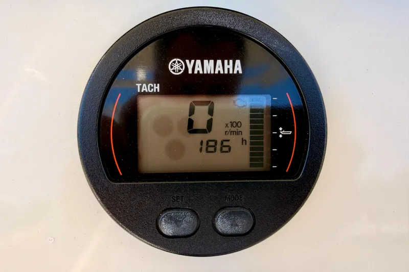 Slide: The Image of Yamaha tachometer displaying 186 hours on a 2015 Sailfish 290 CC boat. - 21