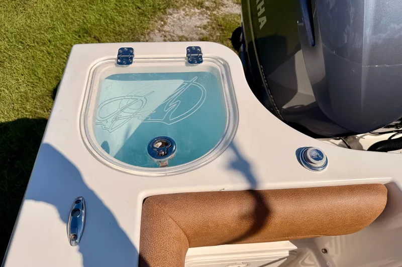 Slide: The Image of 2015 Sailfish 290 CC boat detail with Yamaha engine and livewell. - 34