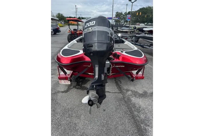 Slide: The Image of 2001 Stratos 19SS Extreme boat with powerful outboard motor, parked in a lot. - 4