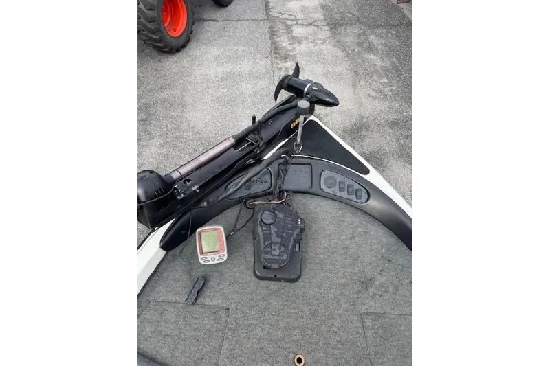 Slide: The Image of 2001 Stratos 19SS Extreme boat dashboard with control panel and equipment. - 5