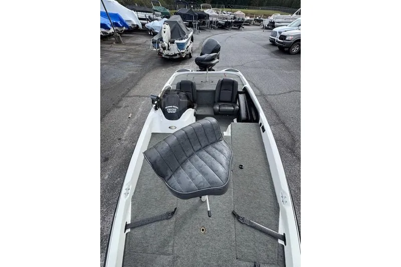 Slide: The Image of 2001 Stratos 19SS Extreme boat with gray seating, parked in a marina. - 6