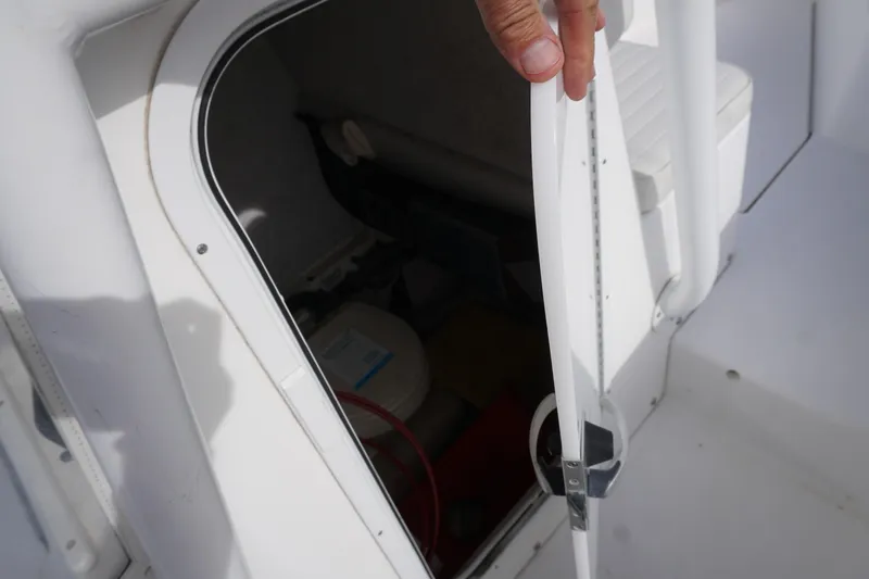 Slide: The Image of Regulator Marine 24 Forward Seating 2004 - 7