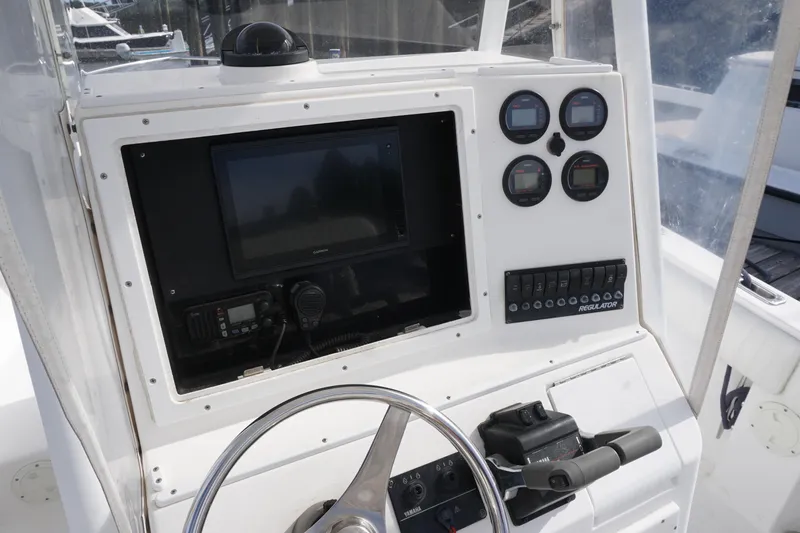 Slide: The Image of Regulator Marine 24 Forward Seating 2004 - 8