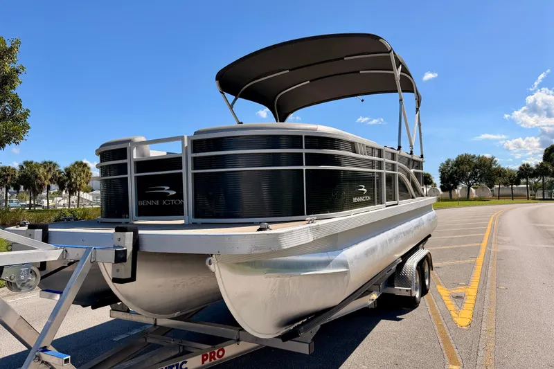 Bennington SX 22 Quad Bench 2022 for Sale | MarineSource