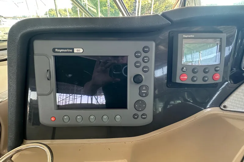 Slide: The Image of 2006 Four Winns 378 Vista boat logo on side panel. - 19