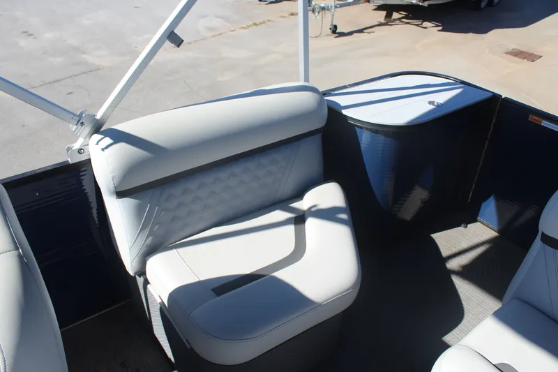 Slide: The Image of Crest Classic 220 DLX 2023 - 13