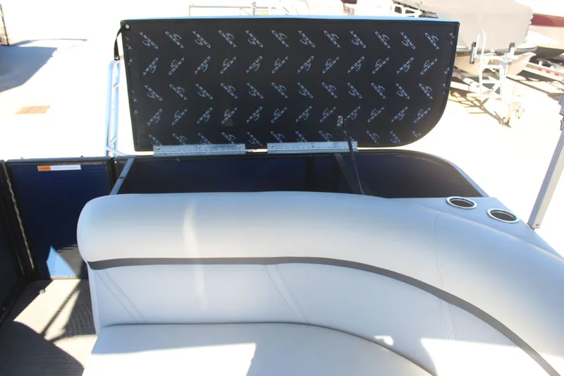 Slide: The Image of Crest Classic 220 DLX 2023 - 17