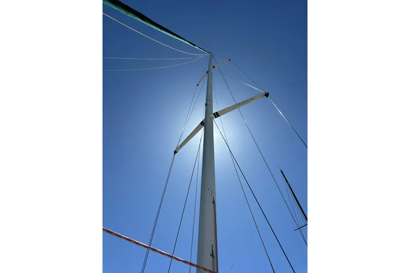 Slide: The Image of Mast of 1996 J Boats J/120 sailboat against clear blue sky. - 19