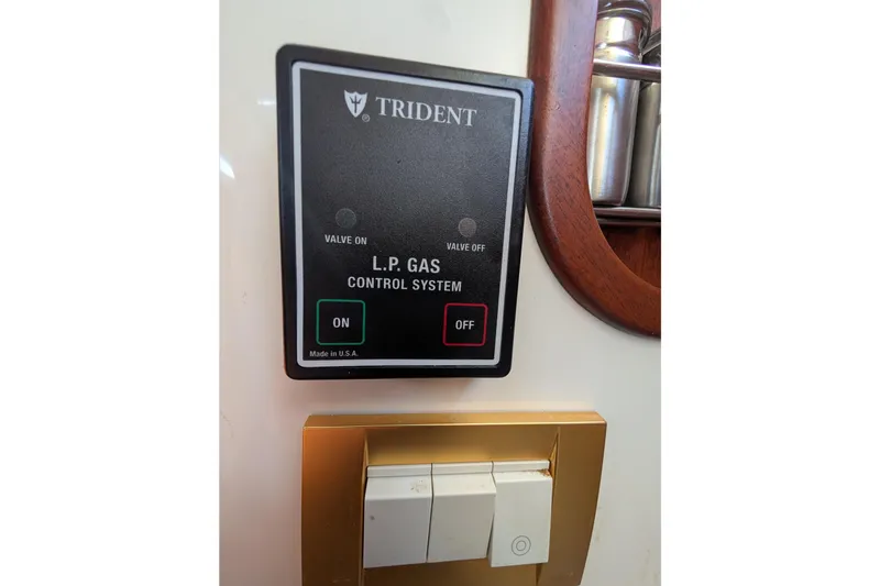 Slide: The Image of L.P. gas control system panel on Santa Cruz Coastal Flyer 41, year 2000. - 43