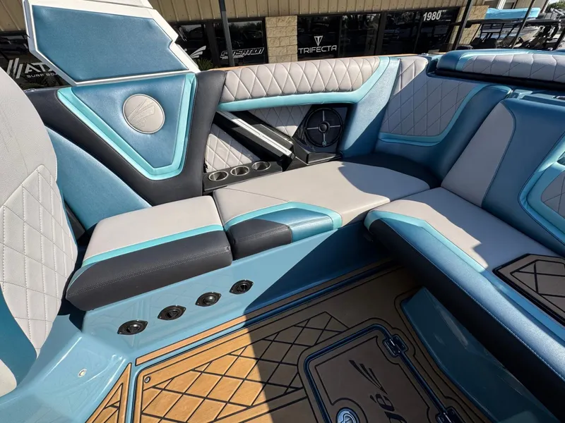 Slide: The Image of Tigé 23ZX 2022 - 13