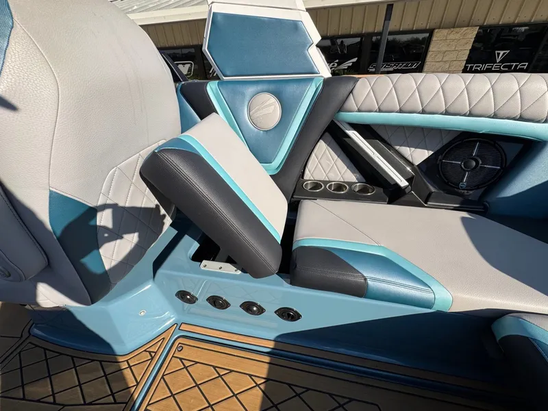 Slide: The Image of Tigé 23ZX 2022 - 28