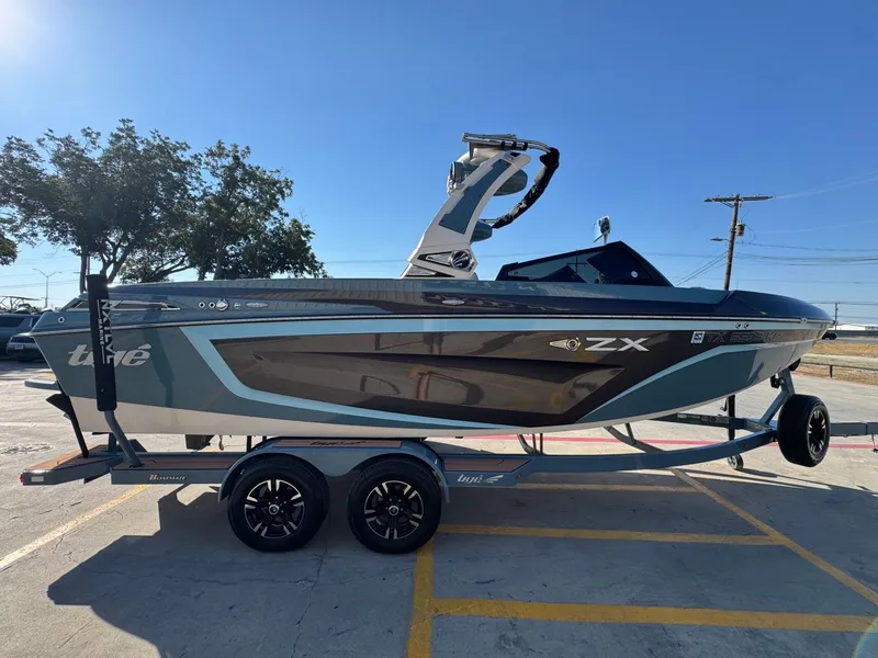 Slide: The Image of Tigé 23ZX 2022 - 6