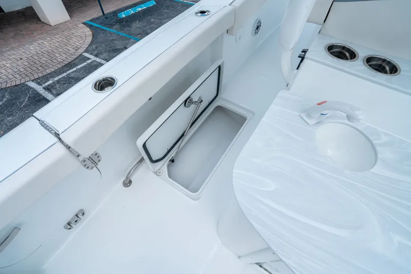 Slide: The Image of Sea Hunt Ultra 285 FS 2026 - 14