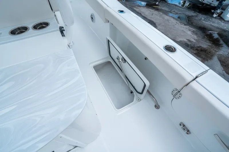 Slide: The Image of Sea Hunt Ultra 285 FS 2026 - 15