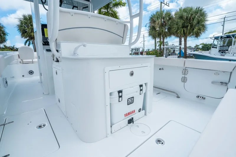 Slide: The Image of Sea Hunt Ultra 285 FS 2026 - 13