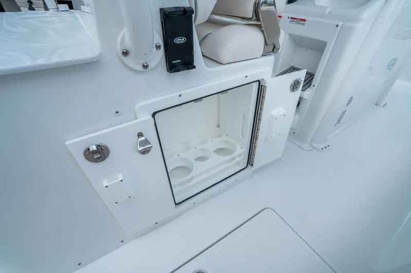 Slide: The Image of Sea Hunt Ultra 285 FS 2026 - 16