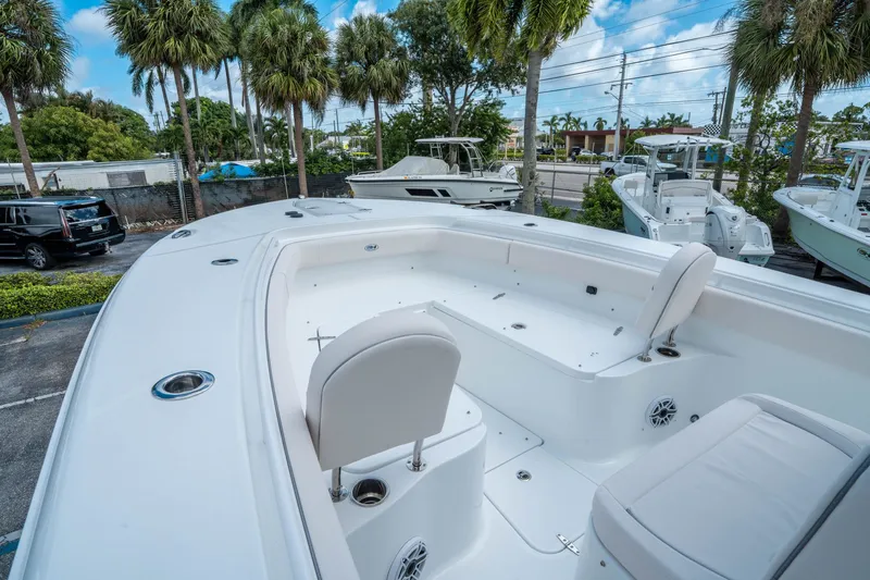 Slide: The Image of Sea Hunt Ultra 285 FS 2026 - 27