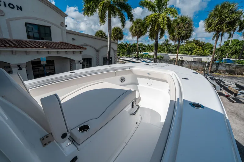 Slide: The Image of Sea Hunt Ultra 285 CB 2026 - 23