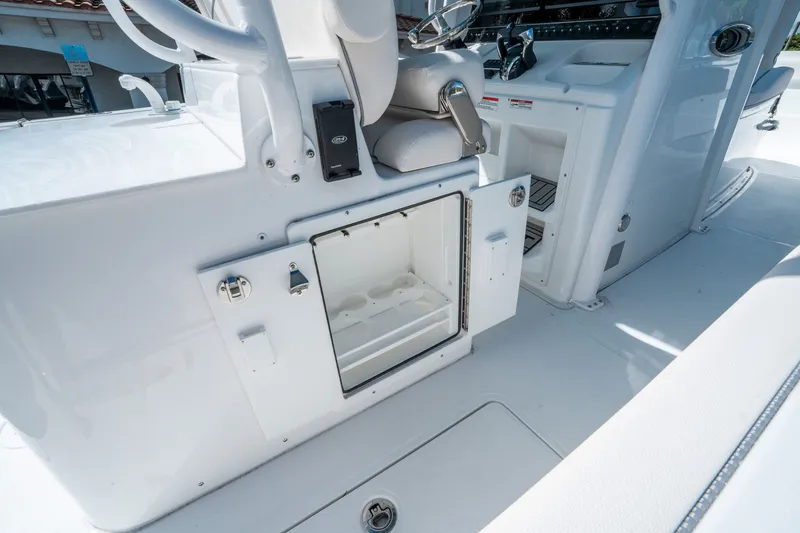 Slide: The Image of Sea Hunt Ultra 285 CB 2026 - 15