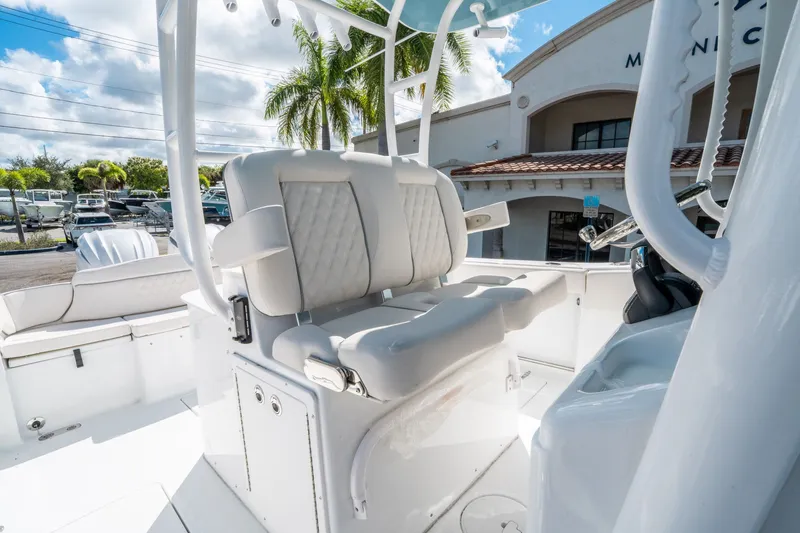 Slide: The Image of Sea Hunt Ultra 285 CB 2026 - 21