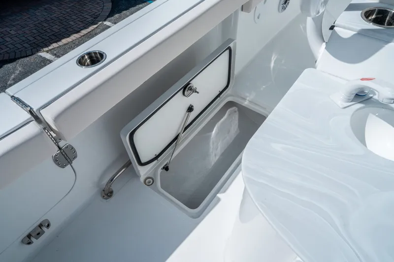 Slide: The Image of Sea Hunt Ultra 285 CB 2026 - 13