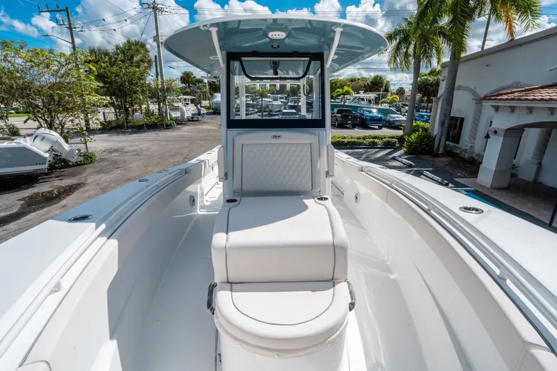 Slide: The Image of Sea Hunt Ultra 285 CB 2026 - 26