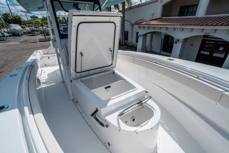 Slide: The Image of Sea Hunt Ultra 285 CB 2026 - 27