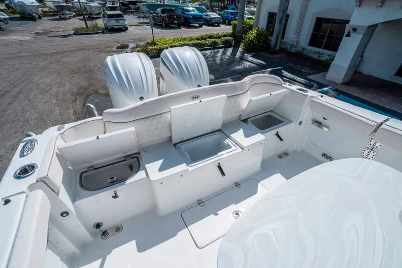 Slide: The Image of Sea Hunt Ultra 285 CB 2026 - 12