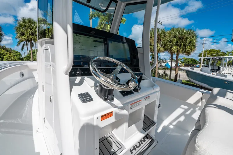 Slide: The Image of Sea Hunt Ultra 285 CB 2026 - 19