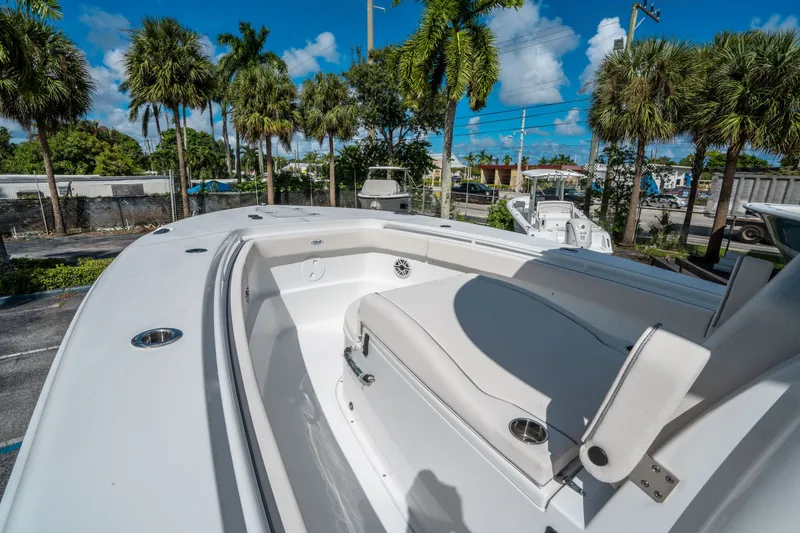 Slide: The Image of Sea Hunt Ultra 285 CB 2026 - 24