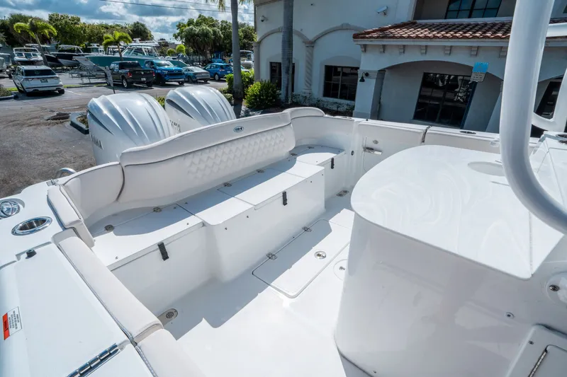 Slide: The Image of Sea Hunt Ultra 285 CB 2026 - 11