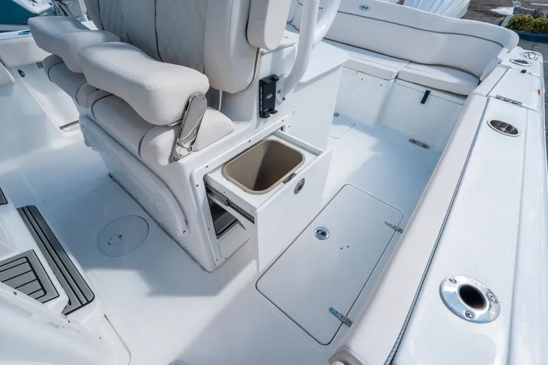 Slide: The Image of Sea Hunt Ultra 285 CB 2026 - 16