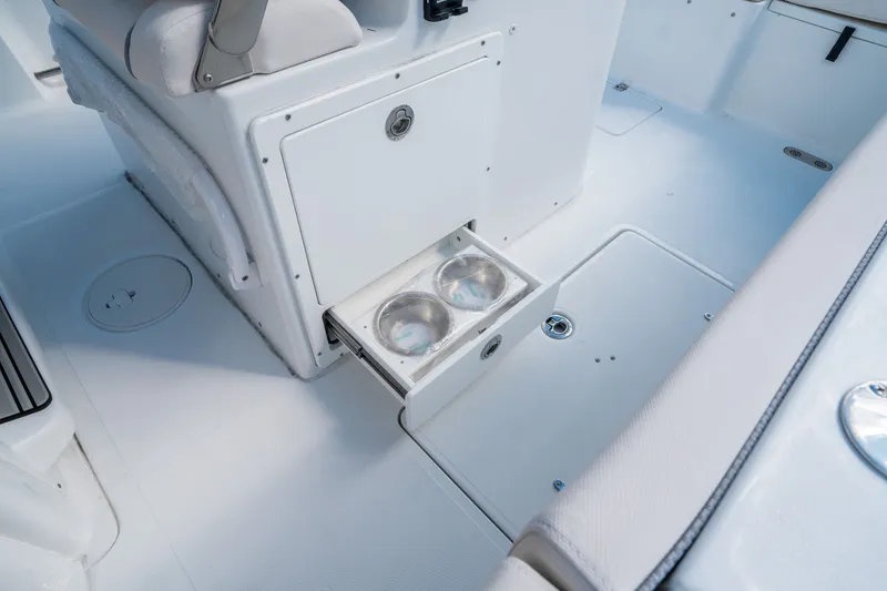 Slide: The Image of Sea Hunt Ultra 285 CB 2026 - 17