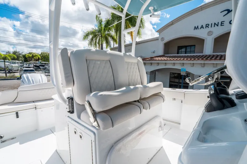 Slide: The Image of Sea Hunt Ultra 285 CB 2026 - 20